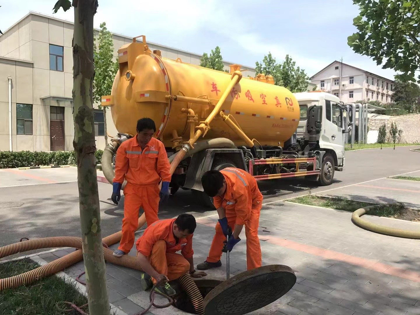 宣恩管道疏通车停在窨井附近