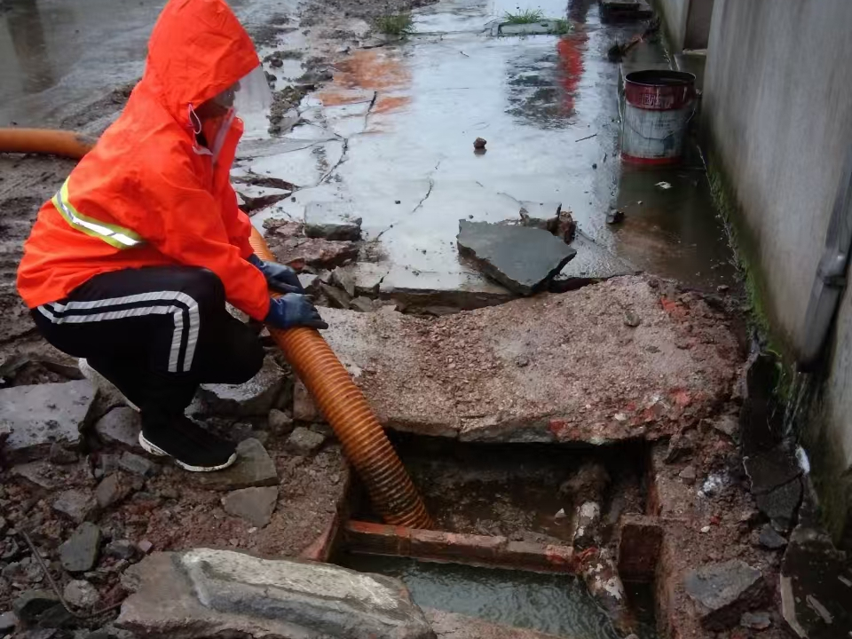 宣恩专业清理污水池 炜誉市政以规范流程守护城市 “肠道”